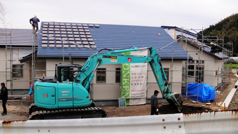 屋根の瓦葺き工事が始まりました